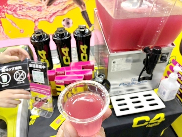 QOLラボは美容系のサプリも多く手掛けるが今回はプレワークアウトを前面に展示。